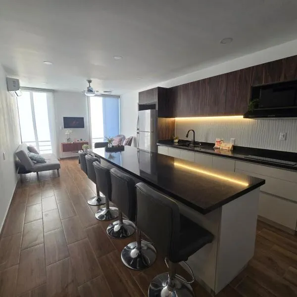 hermoso departamento totalmente equipado ,céntrico, aberca, elevador , estacionamiento privado，位于马萨特兰的酒店
