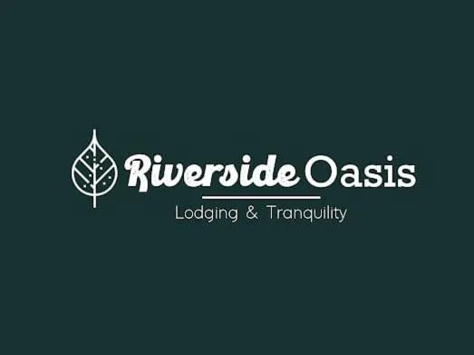 Riverside Oasis Cabin with A C，位于瓜皮莱斯的酒店