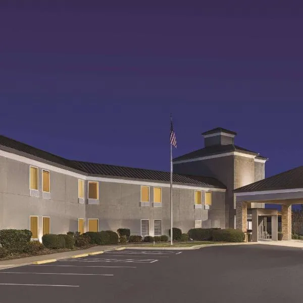 Country Inn & Suites by Radisson, Dunn I-95，位于邓恩的酒店