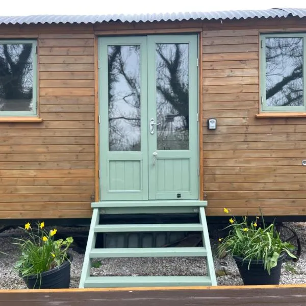 Cosy Shepherd Huts and Cabin near Newborough, Anglesey，位于盖尔文的酒店