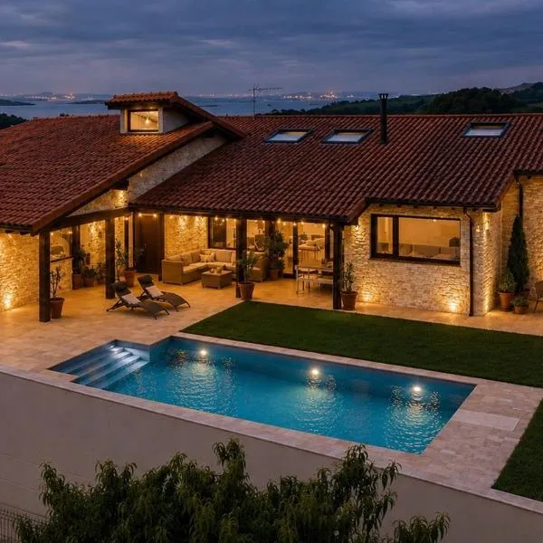 La Carrera, villa moderna con piscina privada en Mogro Cantabria，位于莫格罗的酒店
