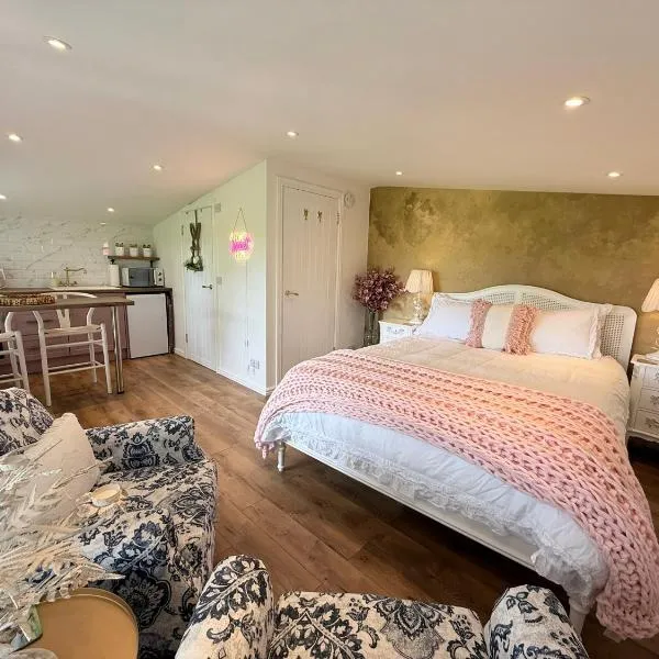 Wild Meadow Cottage - Countryside Views and King Bed,位于Maybole的酒店
