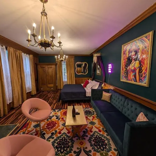 The Queen Hotel- Downtown Sturgeon Bay，位于斯特金贝的酒店