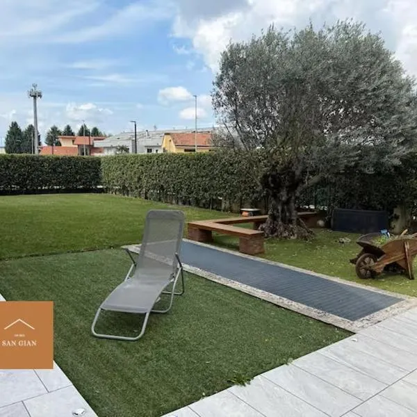 Large apartment with private garden,位于朱萨诺的酒店