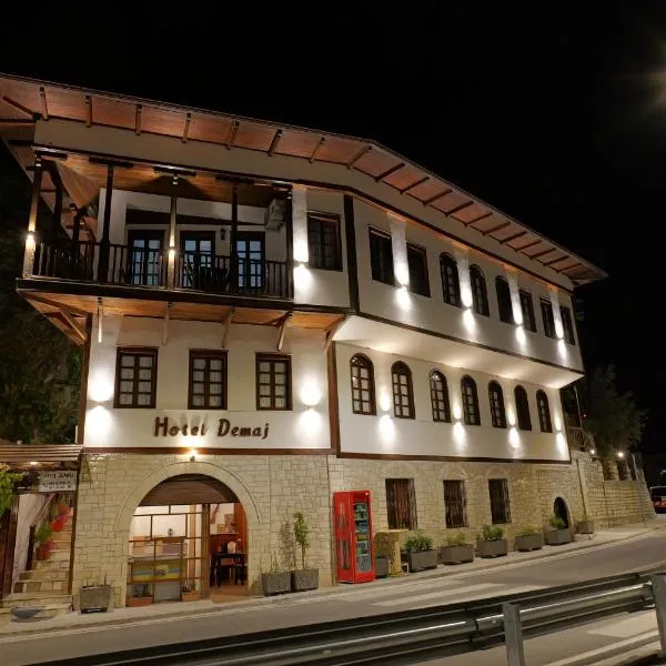 Hotel Demaj，位于培拉特的酒店