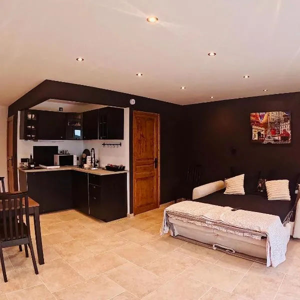 Studio neuf avec accès piscine, terrasse, parking - proche Marseille et aéroport，位于雷庞讷米拉波的酒店