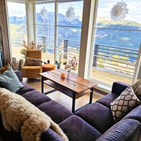 Mountain Ski Cabin with Sauna & Scenic Views，位于Kviteseid的酒店