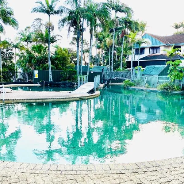 Bright 2BR Retreat Pool View 12 Mins Airport，位于Bilambil Heights的酒店