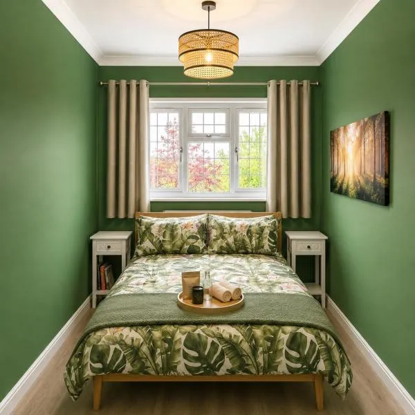 Home from Home - Shared Facilities - First Floor Room - Green Room - M25 A127 London 30 Mins Train，位于比勒瑞卡的酒店