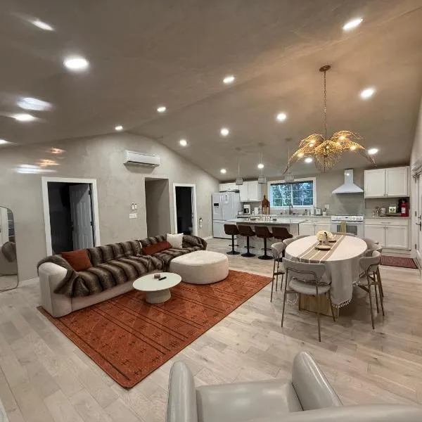 Deluxe vc home 3 bd/2bath, whealchair accessible，位于Bass Harbor的酒店