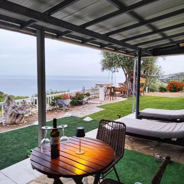 Off Grid Romance in Samos，位于伊莱恩的酒店
