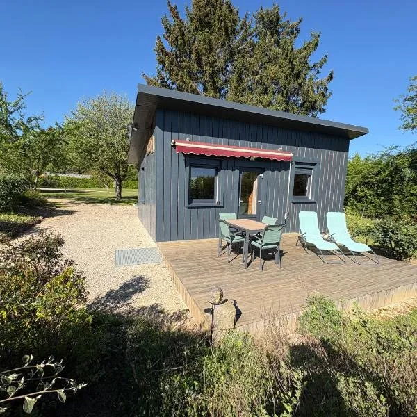Chalet au calme avec terrasse sur belle propriété，位于Saint-Denis-sur-Ouanne的酒店