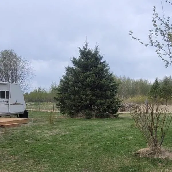 RV with Rocky Mountains View，位于McBride的酒店