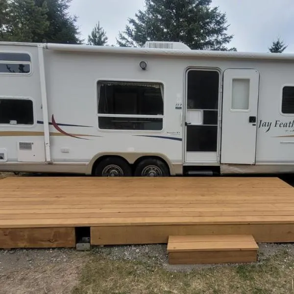 RV with Rocky Mountains View，位于McBride的酒店