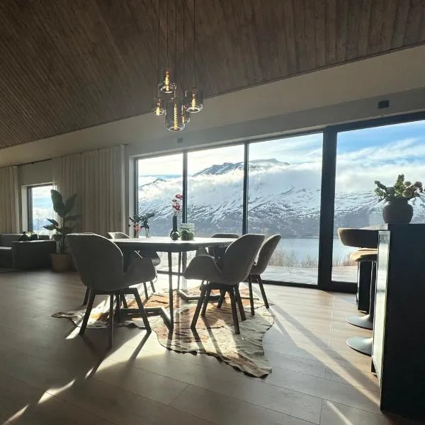 LyNora - Luxury Northern Lights Lodge with Jacuzzi & Lyngen Alps view，位于Indre Ravelseidet的酒店