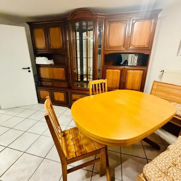 Cozy apartment with parking space in Grafschaft-Ahrwei，位于Eckendorf的酒店