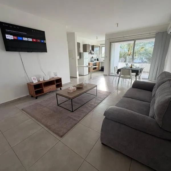 Two Bedrooms Apartment with Private Balcony，位于Pano Lakatamia的酒店