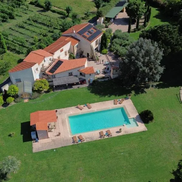 "MAS TRAMONTANE" chambres d'hôtes, studio, ancien mas agricole dans parc arboré, piscine et sa vue face au Canigou，位于泰河畔伊尔的酒店