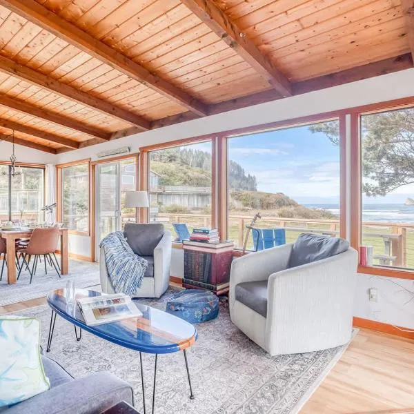 Shoreline Cottage Oceanfront Vacation Rental，位于Cape Meares的酒店