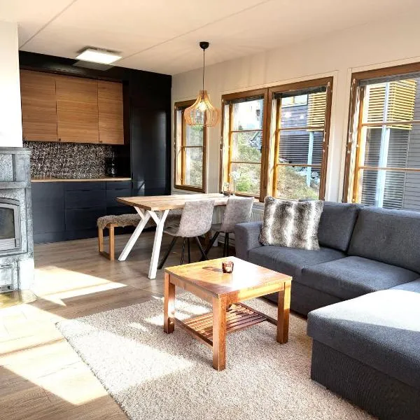 Ruka Center Chalet 3B1 - Ski-In Ski-Out - All services nearby - AC - Fireplace - Wifi - Own parking place，位于鲁卡的酒店