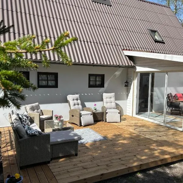 Cozy forest house with sauna and grillhouse，位于Kaunispe的酒店