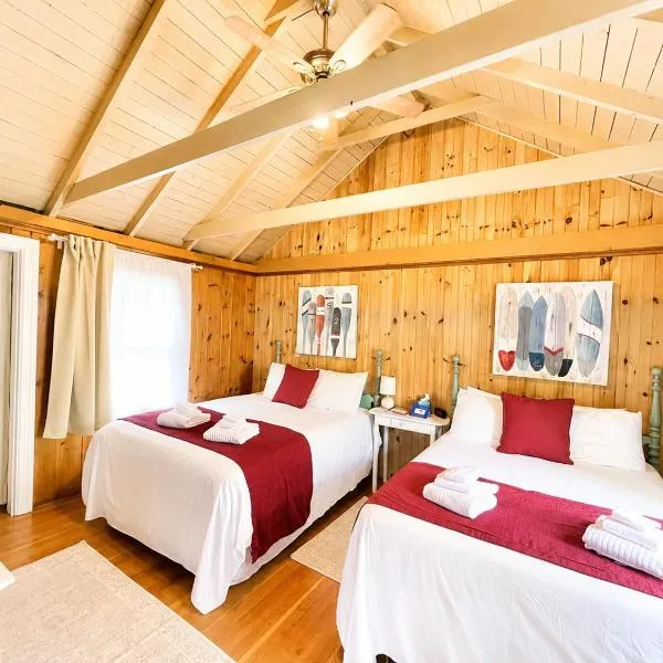 Cottage 11 - Double Queen Beds plus Child Loft w 2 Twins Private Bath & Kitchenette Pets Allowed Fee applies，位于沃尔夫伯勒的酒店