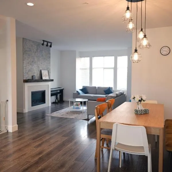 Modern 3 bedroom duplex home in Langley，位于兰利的酒店