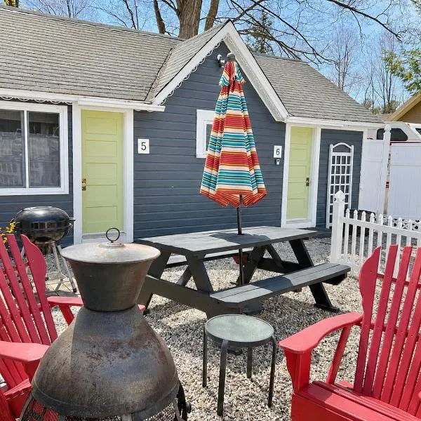 Cottage 5-6 - 2 Bedroom 1 Bath End Unit with Kitchenette Private Courtyard Pet Friendly fee applies，位于沃尔夫伯勒的酒店