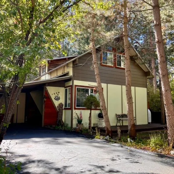 The Bearadise Fun Cozy Centrally Located Cabin，位于南太浩湖的酒店