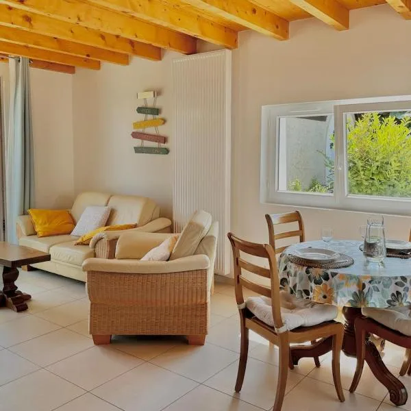 Charmante maisonnette avec piscine partagée,位于Charancieu的酒店