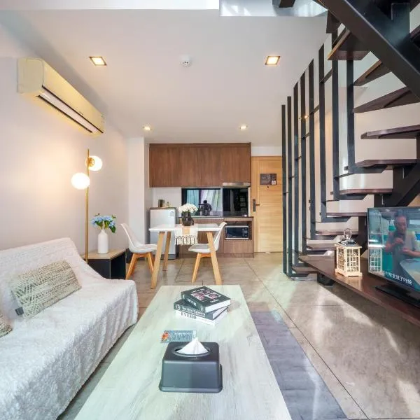 The Nine Refined duplex condo，位于拉威海滩的酒店