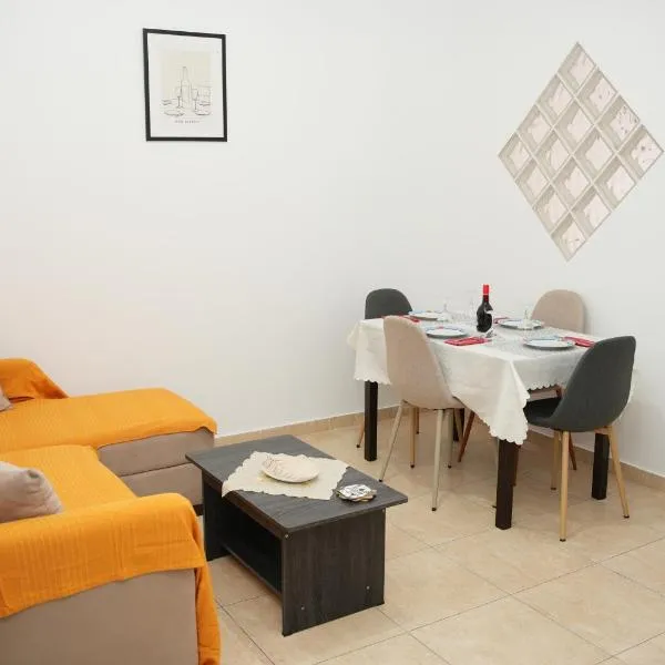 PAVLOS Apartment in Katerini Parking，位于卡泰里尼的酒店