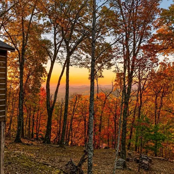 scenic and romantic cabin- 20 min to Blowing Rock，位于布洛英罗克山的酒店