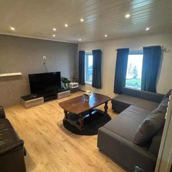 Apartment with sea views, close to the Atlantic Ocean Road，位于Lyngstad的酒店