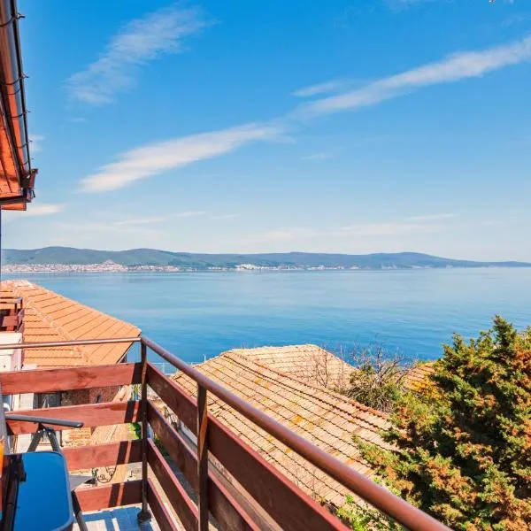 Royal Blue Apartments with Sea View in Old Nessebar，位于内塞伯尔的酒店