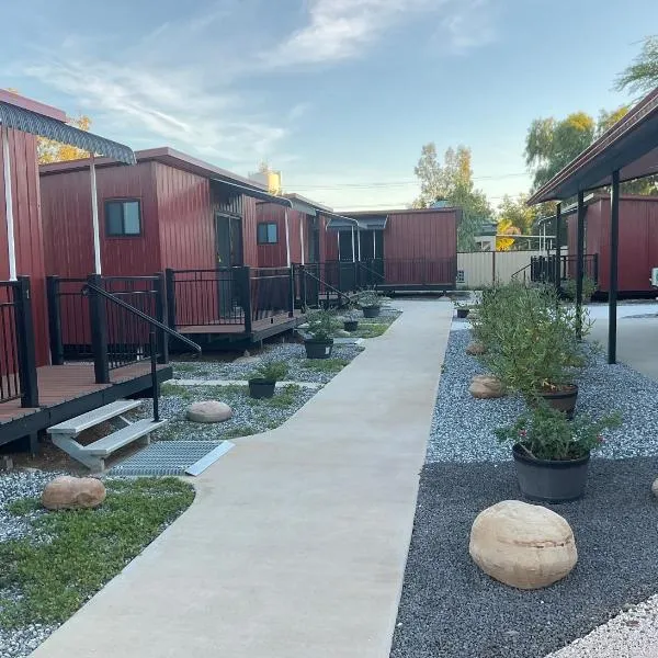 Red Cabins on Cordial Lane，位于温顿的酒店