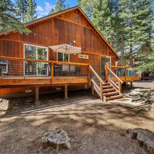 Tahoe Donner Cabin Level Driveway Sleeps 8 Decks Close to Ski & Trails，位于特拉基的酒店