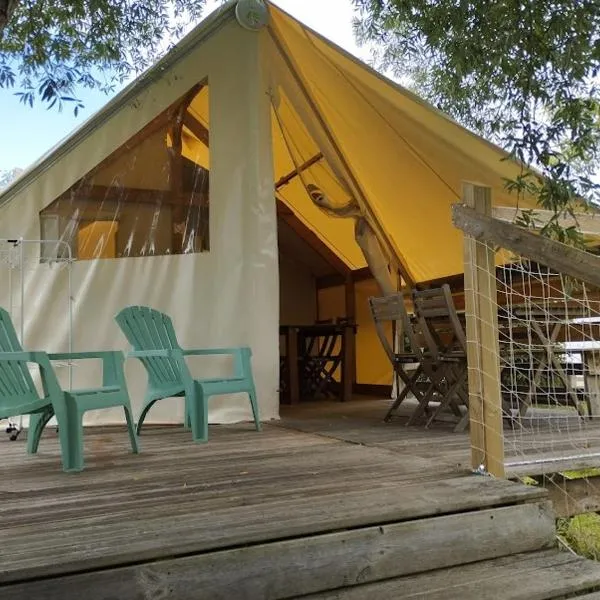 Camping du pont d'Oust,位于Peillac的酒店