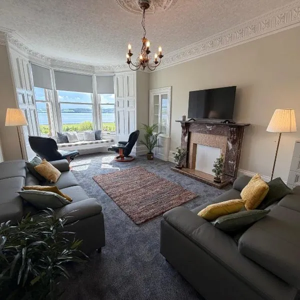 Prime Dundee West End 3BR Apartment, Stunning River Views, Sleeps 6，位于邓迪的酒店