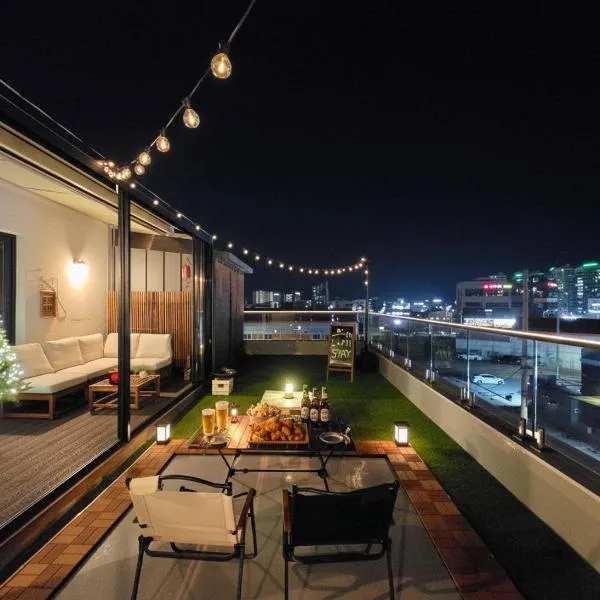 Entire Home, Private Rooftop, Elevator, Free Parking, Convenience Store 2 min, Supermarket 4 min, Daiso 8 min，位于庆州的酒店
