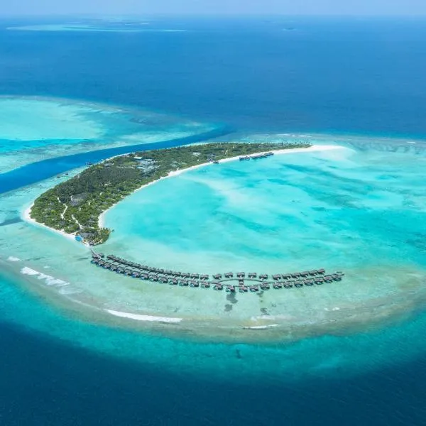 Hideaway Beach Resort & Spa - COMPLIMENTARY RETURN Shared Seaplane or Domestic Flight for two guests for a minimum of 7 nights or more for stays until 30th September 2026，位于迪德赫胡的酒店