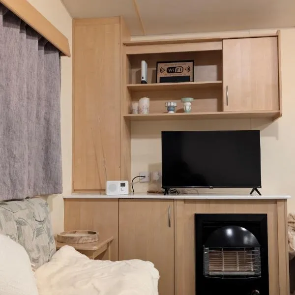 Shore&Meadow Holiday Lets - Luxury 8 berth caravan at Regent Bay，位于莫克姆的酒店