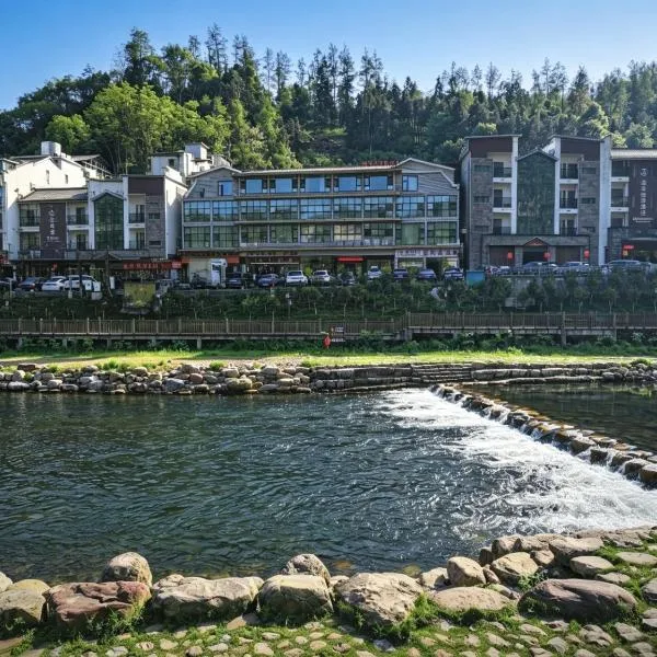 Zhangjiajie Boman Smart Hotel -10min to Forest Park East Gate & English Butler & Tour Tickets-Romantic Mtn View Room，位于张家界的酒店