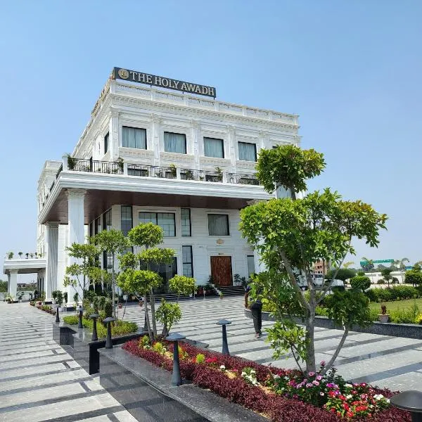The Holy Awadh Hotel，位于Ayodhya的酒店