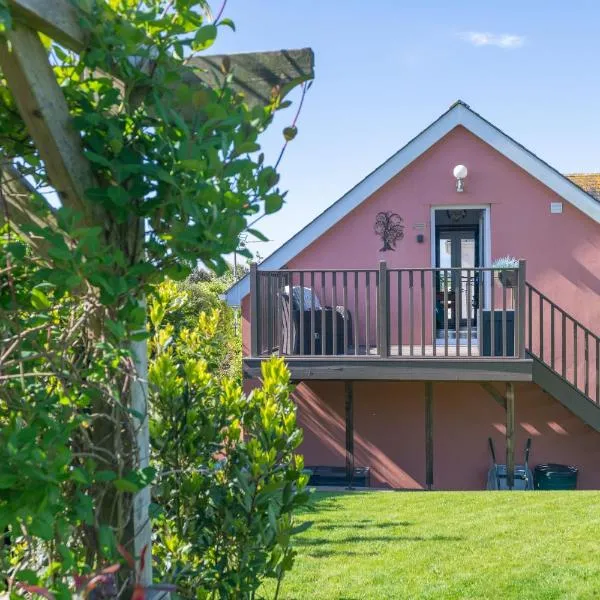 Little Orchard House Self-catering Garden View apartment，位于索尔科姆的酒店