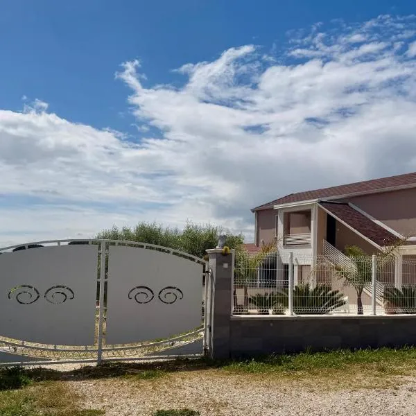 VILLA NATURA，位于克若伯里的酒店