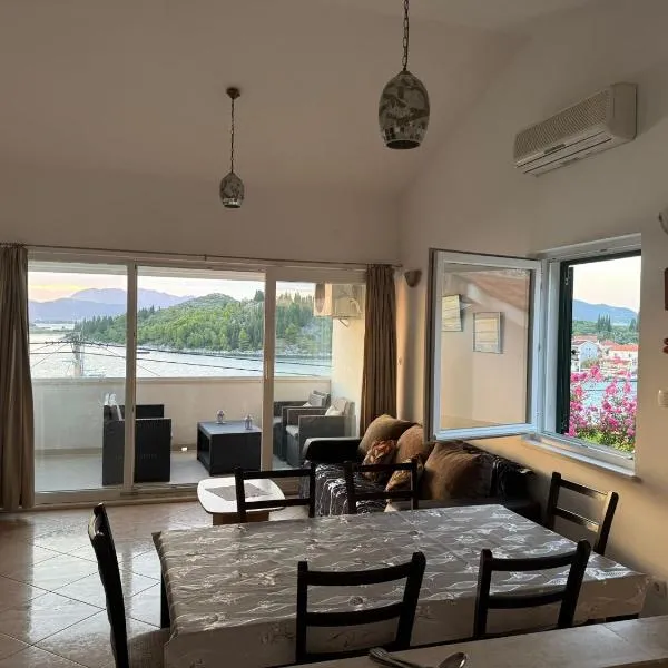 Beachside 2-Bed Bliss!，位于布拉采的酒店
