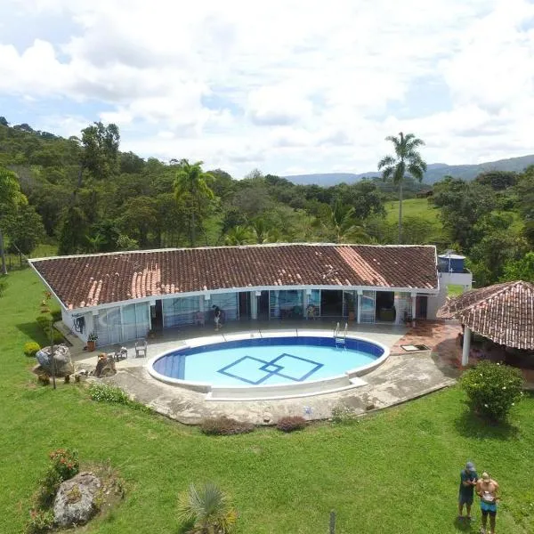 Casa Merak Villa de Lujo con Piscina Infinita y Vista 360 Desconexión Total Oiba Santander，位于Oiba的酒店