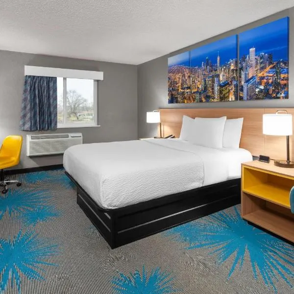 Days Inn by Wyndham Waukegan Great Lakes-Free Breakfast and Naval Base Shuttle，位于沃基根的酒店
