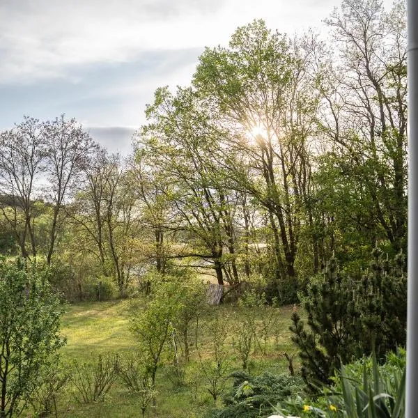 Dom z rustykalną duszą- 4 pokoje - dla 8 - 9 osób, przy granicy, nad rzeką Nysą, z salonem kuchnnym, jadalnią, z dostępem do partyroom, tarasem z widokiem na rzekę,，位于Brożek的酒店
